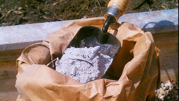 La cendre de bois contribue à la lutte contre le tabac mozayka