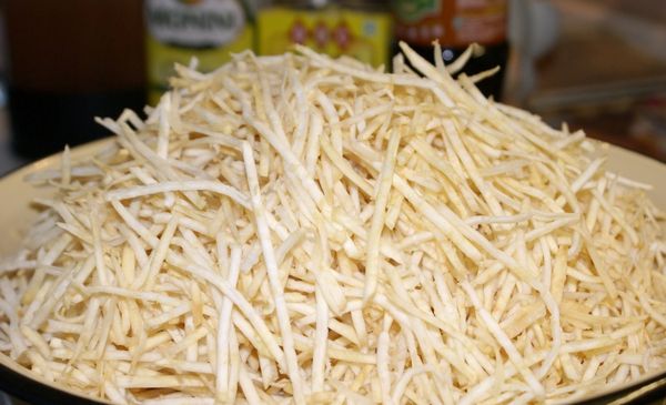 Yiyecek olarak rendelenmiş kereviz eklerken, tuzu reddedebilirsiniz