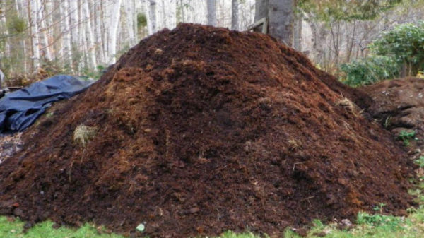 Le tas de compost est toujours disposé en couches.
