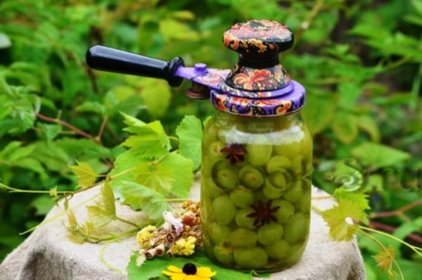 Filer un pot de raisins marinés