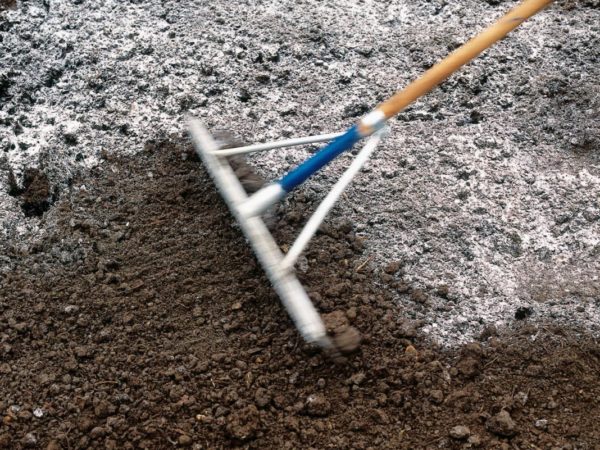 Tebeşir ile toprak karıştırma