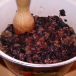 In assenza di una pressa, le uve vengono schiacciate con un mattarello.